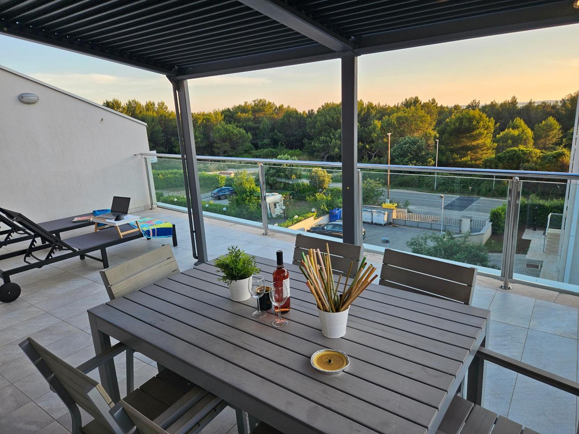 Diamond Seaview Penthouse Apartment Peroj